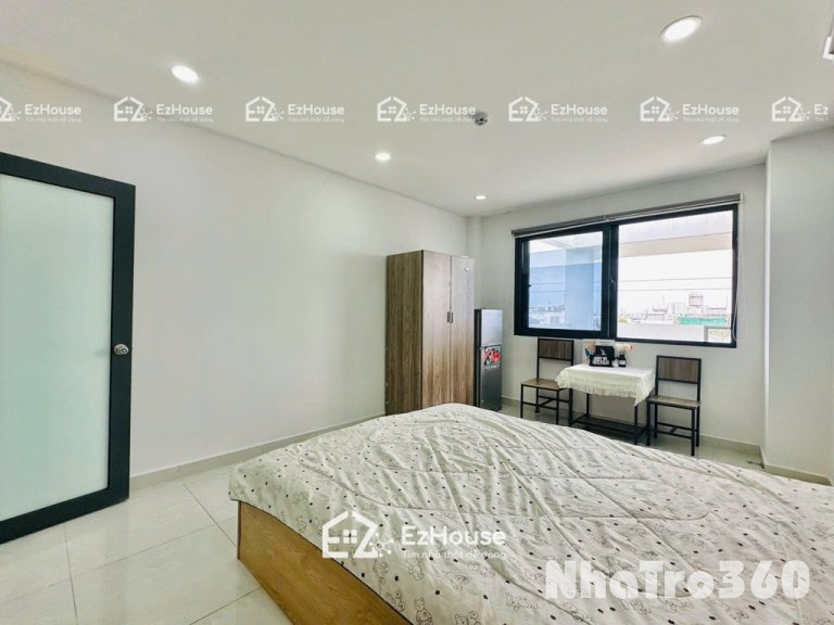 Phòng full nội thất, ban công