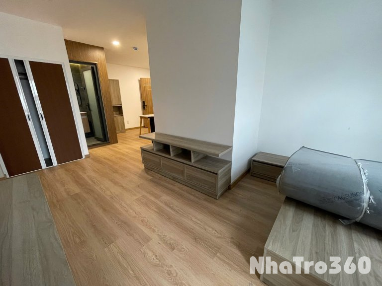 Cho thuê căn hộ ban công, Q4, mới 100% || Đường Xóm Chiếu || gần ĐH Nguyễn Tất Thành, cầu Kênh Tẻ, Nhà Thờ Xóm Chiếu