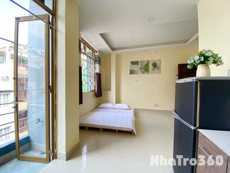 Cho thuê căn hộ ban công, Q10 || đường Trần Thiện Chánh || gần Công Viên, Vạn Hạnh Mall, Việt Nam Quốc Tự