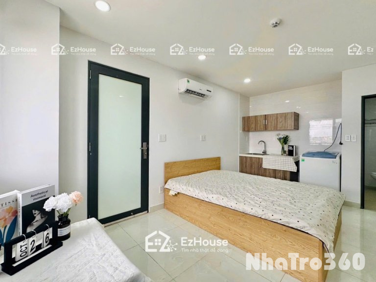 Phòng full nội thất, ban công