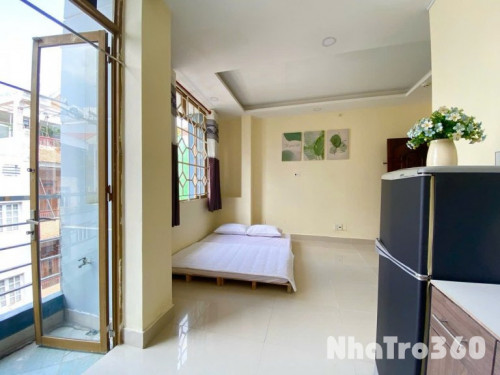 Cho thuê căn hộ ban công, Q10 || đường Trần Thiện Chánh || gần Công Viên, Vạn Hạnh Mall, Việt Nam Quốc Tự