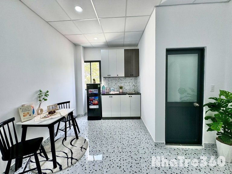 Cho thuê căn hộ tách bếp, Q10 || đường Trần Thiện Chánh || gần Vạn Hạnh Mall, Việt Nam Quốc Tự, Huflit