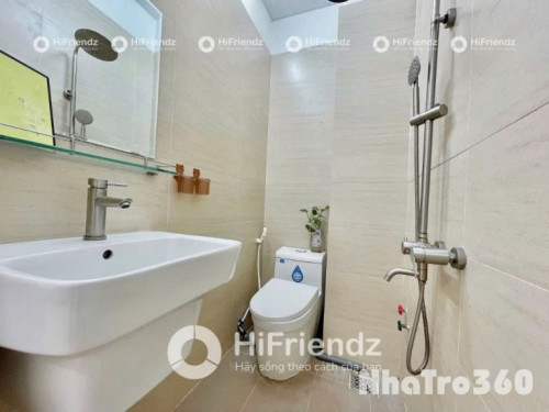 Phòng full nội thất, tách bếp, ban công, tự do