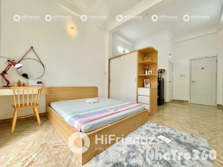Phòng full nội thất, tách bếp, ban công, tự do