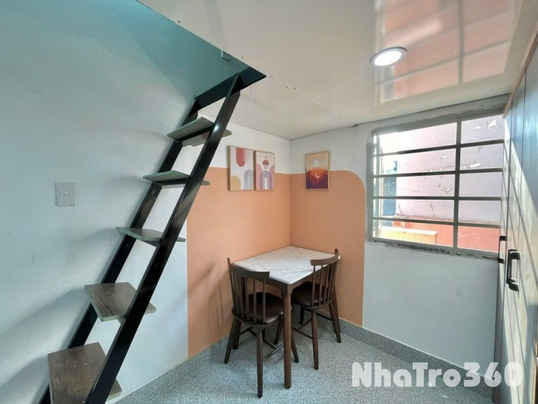Căn hộ gác giá rẻ quận 4, đủ nội thất, cửa sổ lớn
