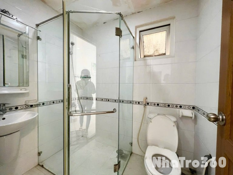 Căn hộ Quận 4, Cửa sổ lớn, ngay chợ 200 Xóm Chiếu