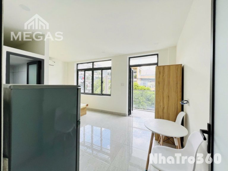 Full nội thất, ban công, cửa sổ rộng