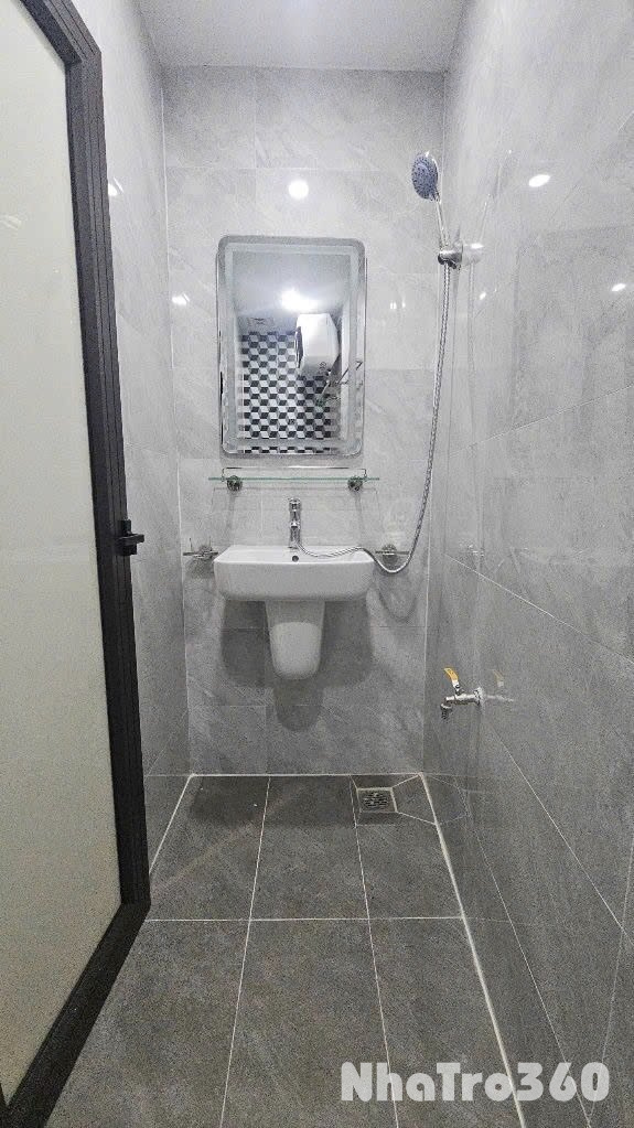 Phòng trống có máy lạnh ở luôn