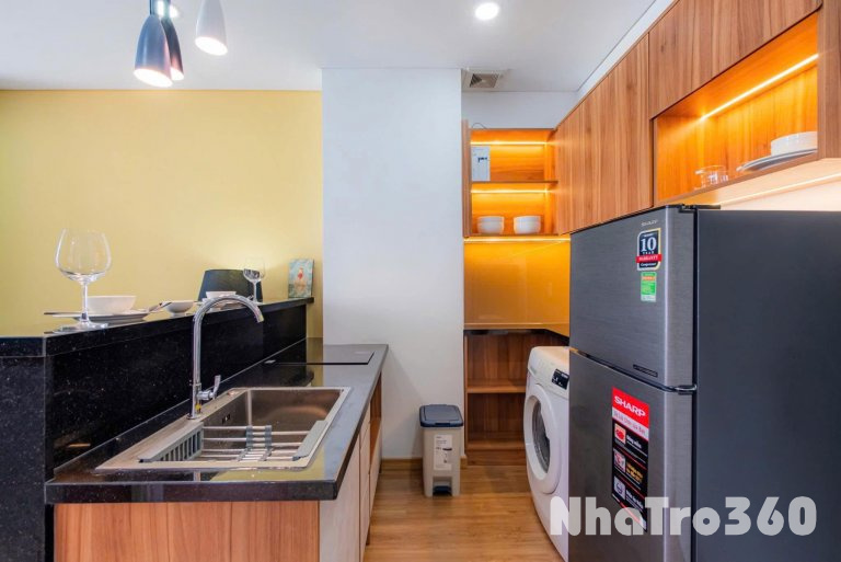 CHO THUÊ CĂN HỘ 2PN FULL NỘI THẤT – BAN CÔNG THOÁNG – MẶT TIỀN TRUNG TÂM Q1