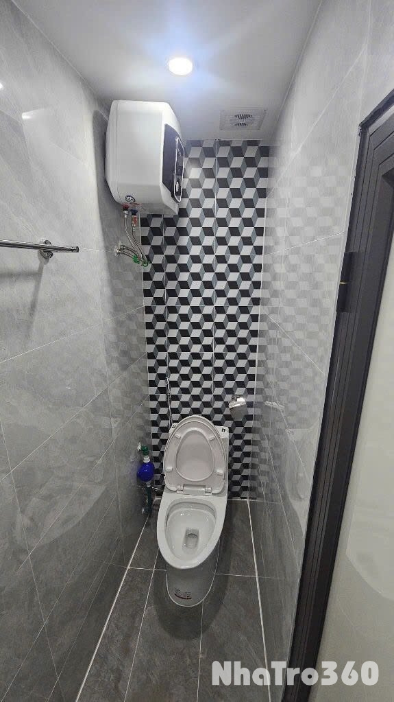 Phòng trống có máy lạnh ở luôn