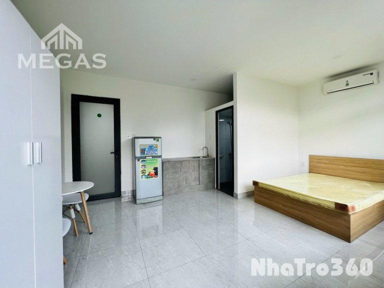 Full nội thất, ban công, cửa sổ rộng