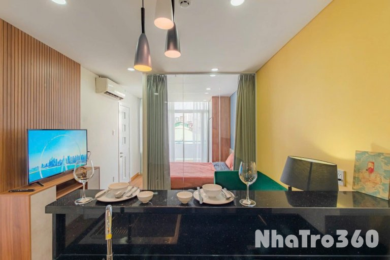 CHO THUÊ CĂN HỘ 2PN FULL NỘI THẤT – BAN CÔNG THOÁNG – MẶT TIỀN TRUNG TÂM Q1