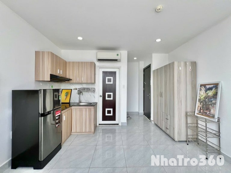 Phòng full nội thất, ban công, tự do