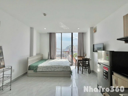 Phòng full nội thất, ban công, tự do