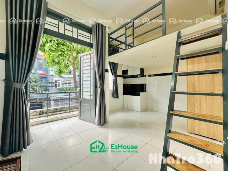 Phòng full nội thất, ban công, cửa sổ, gác