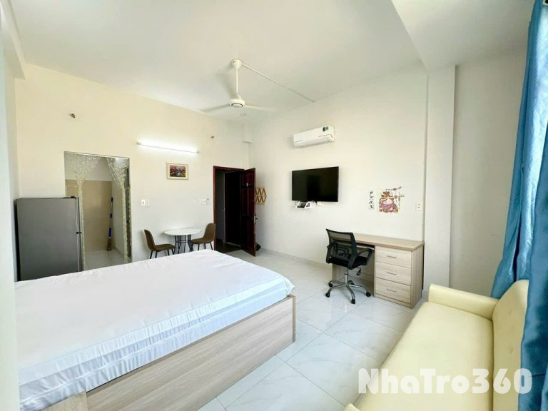 Cửa sổ lớn, chỉ tính điện nước, tiền nhà,