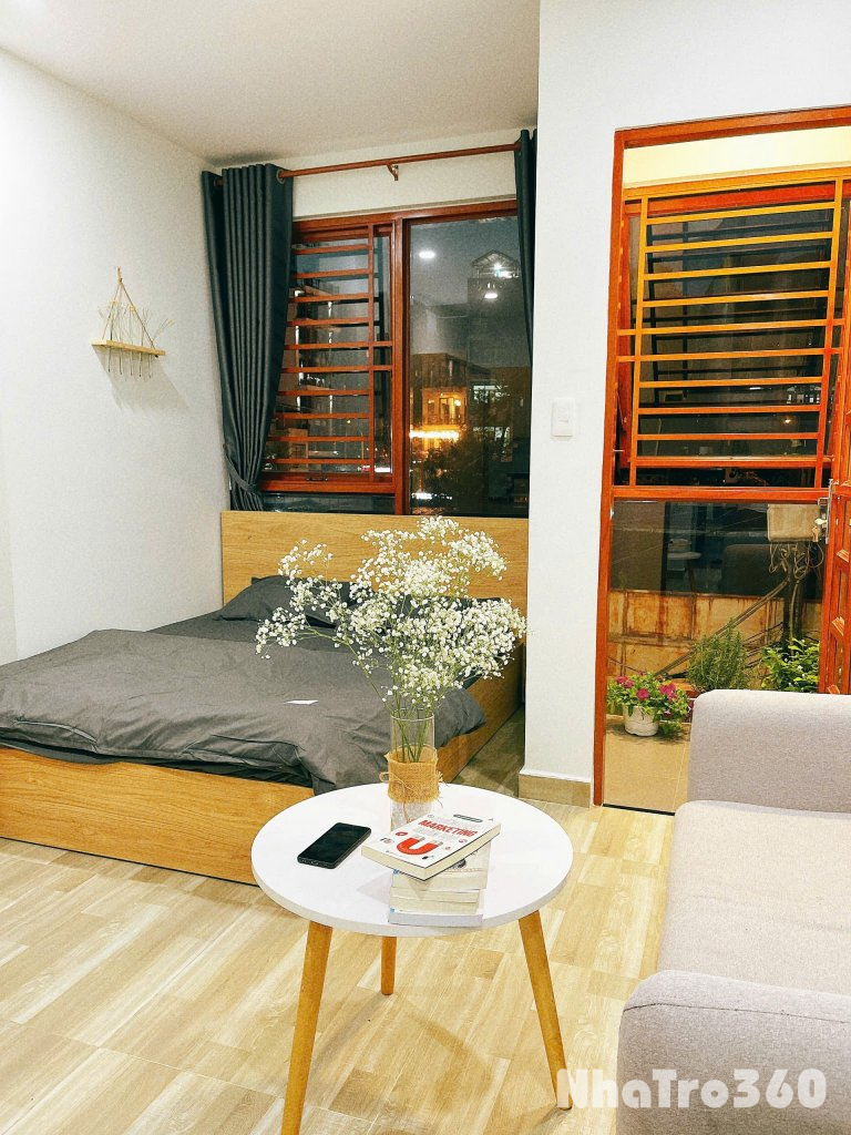 Cho Thuê Căn Hộ Ban Công Trung Tâm Quận 1 Gần Cầu Ba Son, Công Trường Mê Linh, Phố Đi Bộ Quận 1