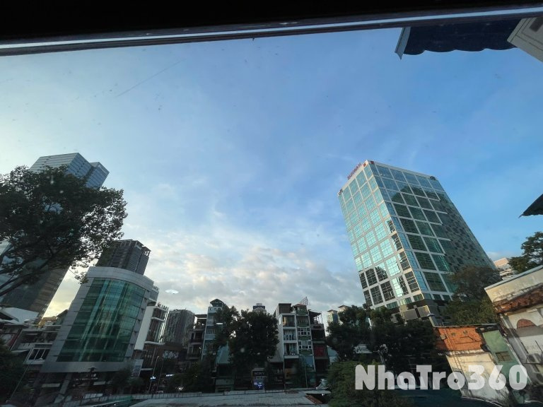 Cho Thuê Căn Hộ Ban Công Trung Tâm Quận 1 Gần Cầu Ba Son, Công Trường Mê Linh, Phố Đi Bộ Quận 1