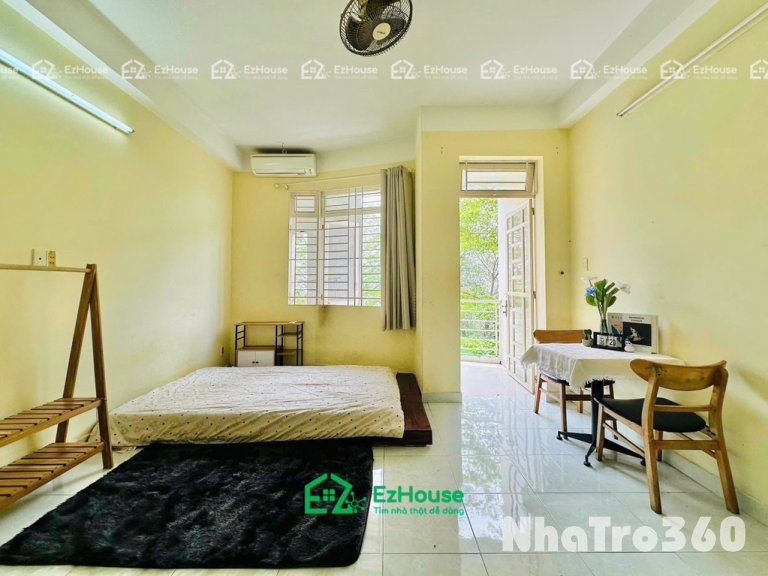 Phòng full nội thất, ban công, cửa sổ, tự do