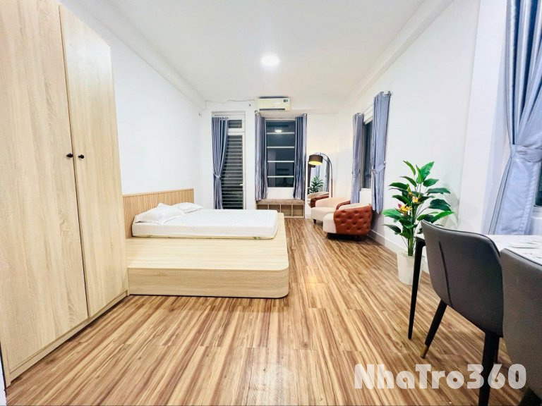 CĂN HỘ STUDIO BAN CÔNG NGAY GẦN ĐH LUẬT Q4
