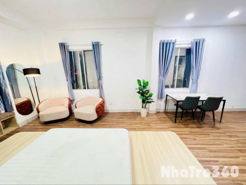 CĂN HỘ STUDIO BAN CÔNG NGAY GẦN ĐH LUẬT Q4