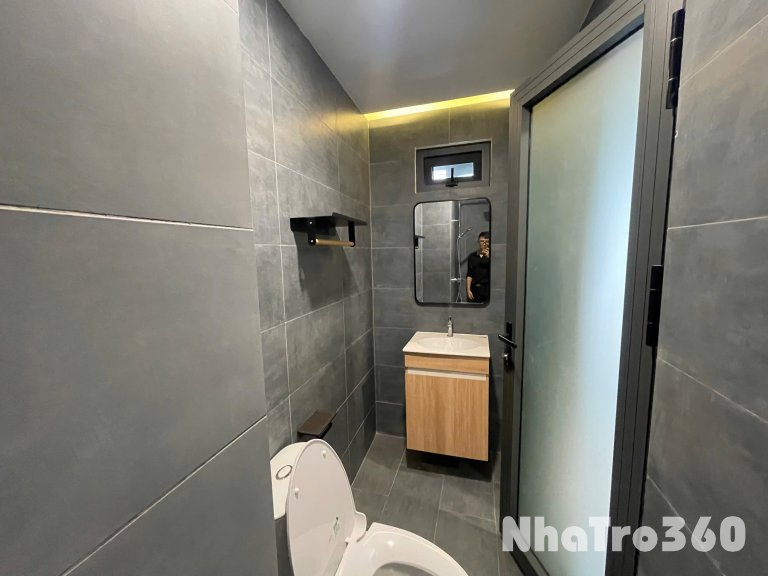 Cho thuê căn hộ ban công, Q4, mới 100% || Đường Xóm Chiếu || gần ĐH Nguyễn Tất Thành, cầu Kênh Tẻ, Nhà Thờ Xóm Chiếu