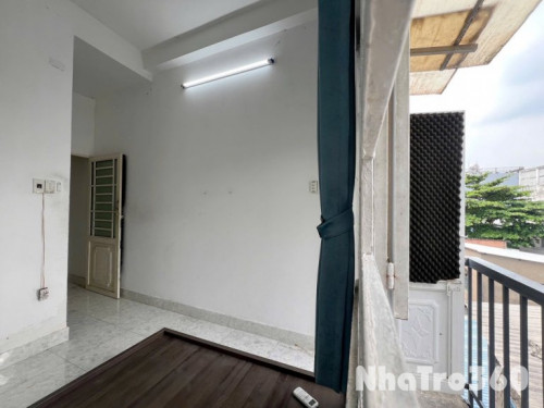Trống sẵn căn studio cửa sổ ban công siêu rộng