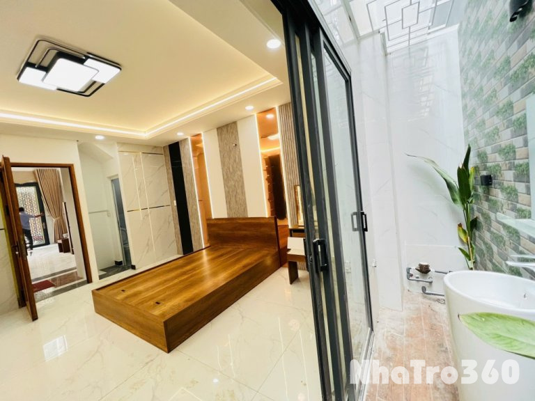 Phòng full nội thất, ban công, tự do