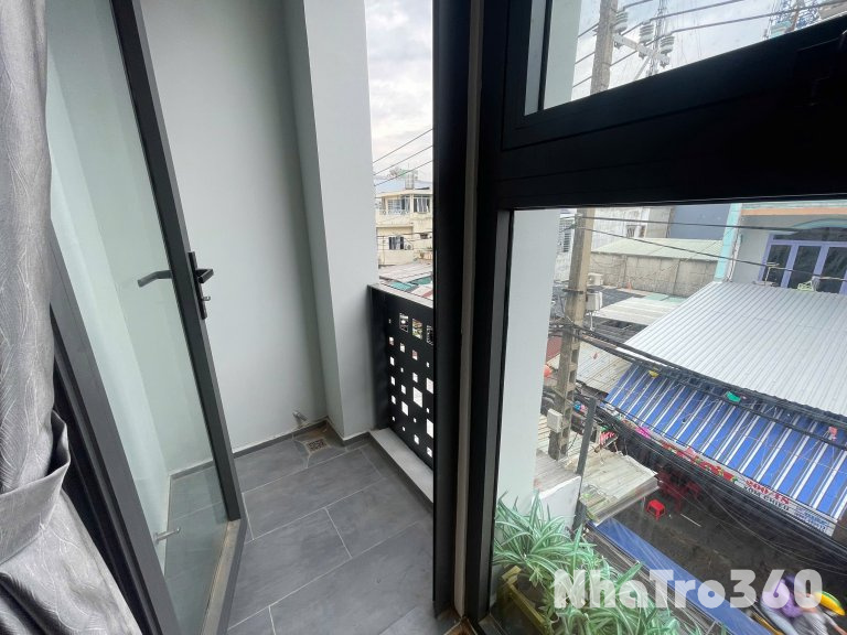 Cho thuê căn hộ ban công, Q4, mới 100% || Đường Xóm Chiếu || gần ĐH Nguyễn Tất Thành, cầu Kênh Tẻ, Nhà Thờ Xóm Chiếu