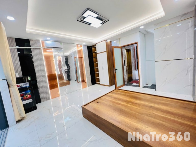 Phòng full nội thất, ban công, tự do