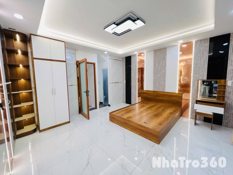 Phòng full nội thất, ban công, tự do