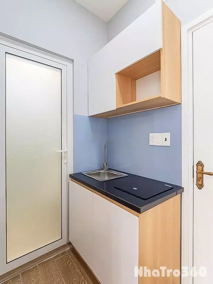Studio minimal chic tách bếp có ban công