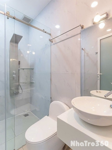 Studio minimal chic tách bếp có ban công