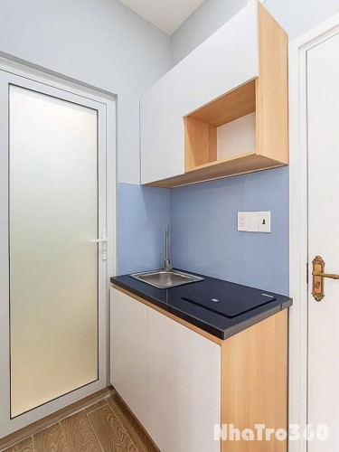 Studio minimal chic tách bếp có ban công