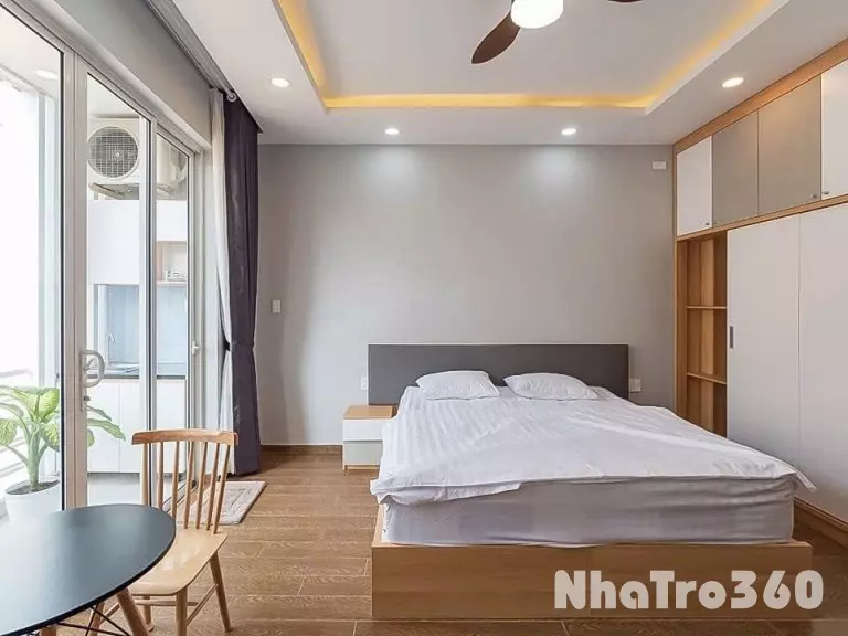 Studio minimal chic tách bếp có ban công