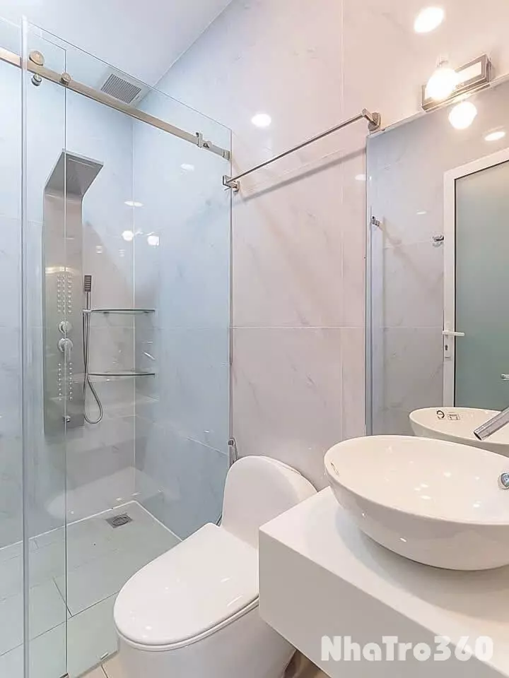 Studio minimal chic tách bếp có ban công