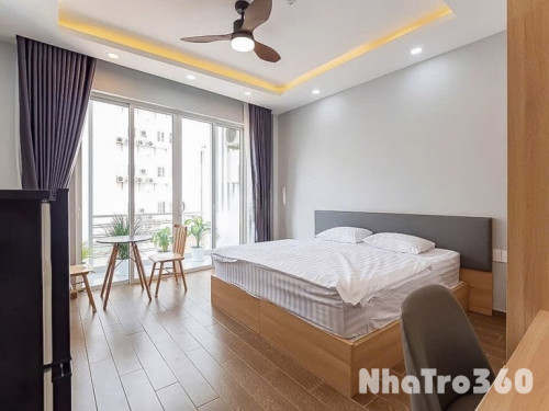 Studio minimal chic tách bếp có ban công