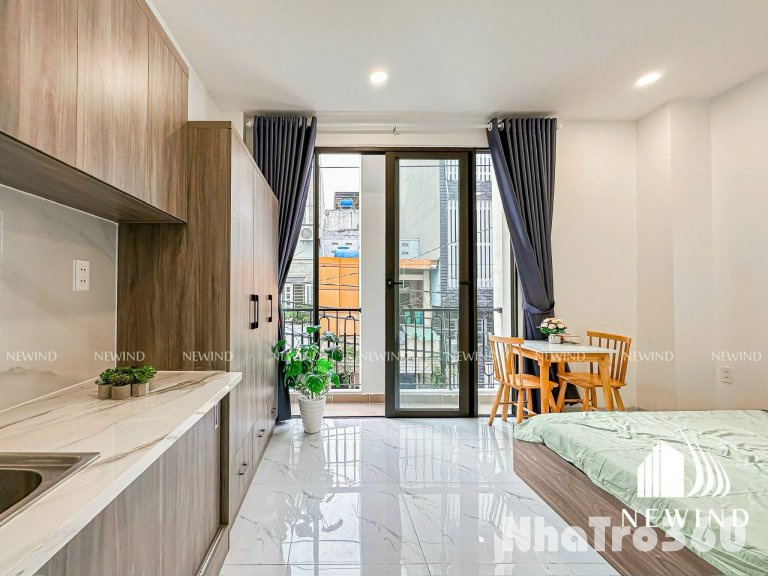 CĂN HỘ STUDIO BAN CÔNG VỪA HOÀN THÀNH TẠI Q4  Địa chỉ 🏡  Đường số 16 quận 4   》Thuận tiện di chuyển đến quận 10, 1, 5  ————————                                   - Thiết kế với tone màu trắng làm chủ đạo vô cùng sang trọng  -  Diện tích phòng 40m2 vô cùng