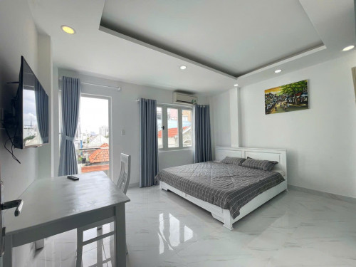 CĂN HỘ CHO THUÊ STUDIO BAN CÔNG VỬA TRỐNG LẠI TẠI Q3  Đ/c Phạm Ngọc Thạch Q3 Thuận tiện đi Quận1,5,8,10  📌 Giờ giấc tự do 📌 Nội thất đầy đủ 📌 Khu dân trí cao 📌 Không chung chủ 📌 Đầy đủ hệ thống PCCC 📌 Camera 24/7 đảm bảo an ninh tuyệt đối   ✨️Bên em đa dạ