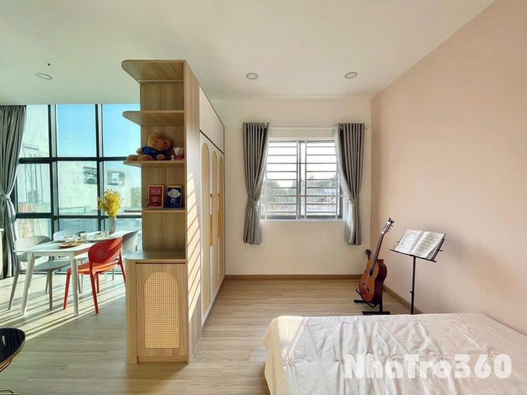 Căn Hộ Ban Công View Thoáng Gần Phố Đi Bộ