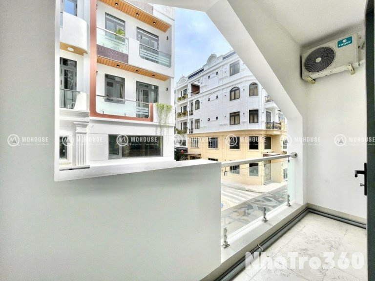 Phòng full nội thất, ban công, cửa sổ, studio