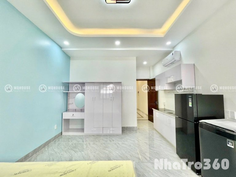 Phòng full nội thất, ban công, cửa sổ, studio