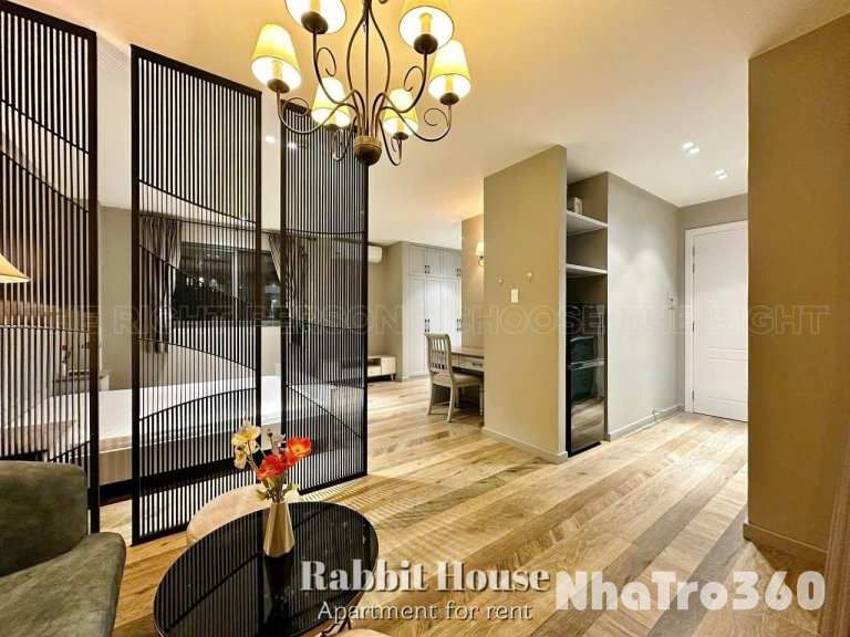 Căn hộ cho thuê ngay trung tâm quận 10 có cửa sổ, bancol đầy đủ, phòng như penthouse