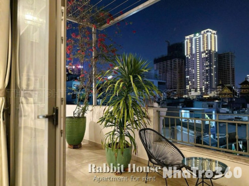 Căn hộ cho thuê ngay trung tâm quận 10 có cửa sổ, bancol đầy đủ, phòng như penthouse