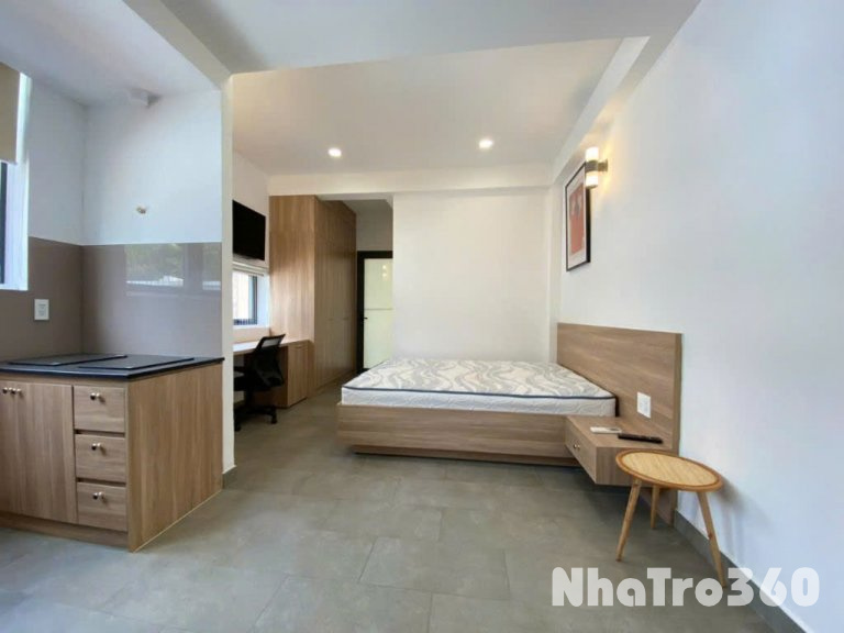 CĂN HỘ CỬA SỔ TÁCH BẾP FULL NỘI THẤT QUẬN 1