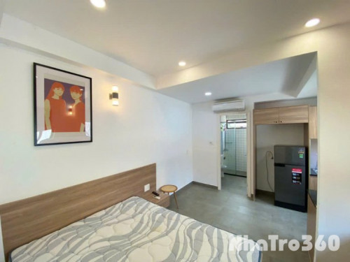 CĂN HỘ CỬA SỔ TÁCH BẾP FULL NỘI THẤT QUẬN 1