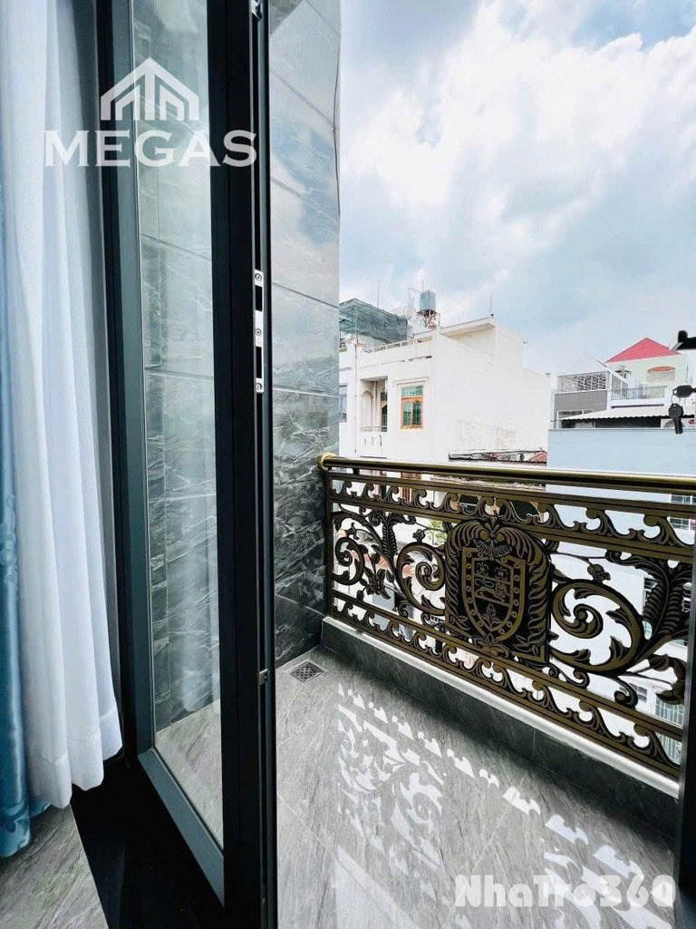 Phòng full nội thất, ban công, thang máy