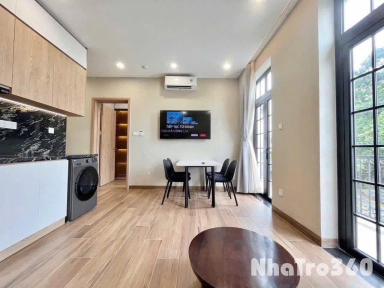 Trống 1PN với chiếc ban công siêu to khổng lồ