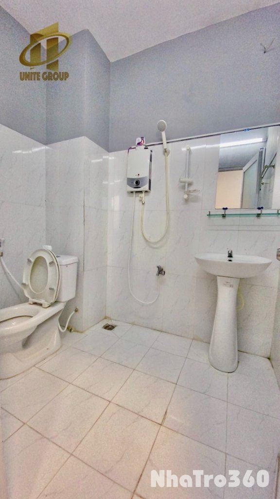 Cho thuê căn hộ ban công, Q4 || Đường Đoàn Như Hài || gần Đại Học Luật, cầu Calmette, chợ Xóm Chiếu