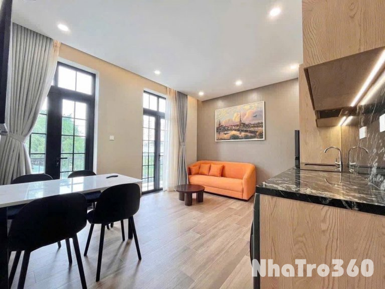 Trống 1PN với chiếc ban công siêu to khổng lồ